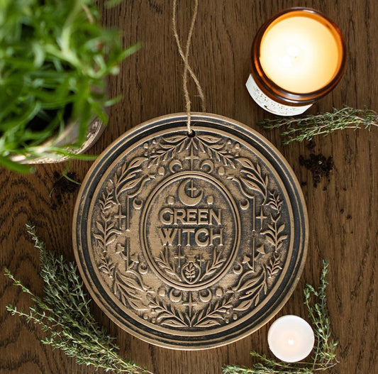 Green Witch Hanging Plaque – Mystical Botanical Wall Decoration