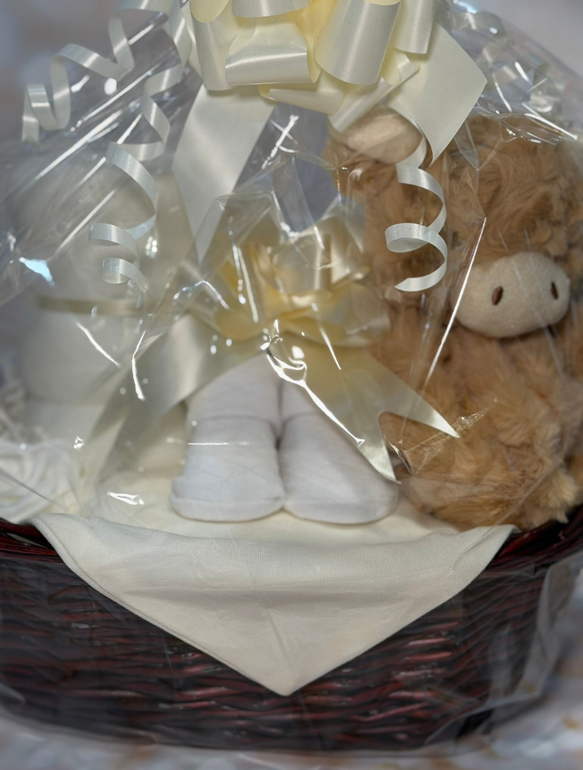 Highland Cow Baby Gift Hamper – Neutral Newborn Gift Set